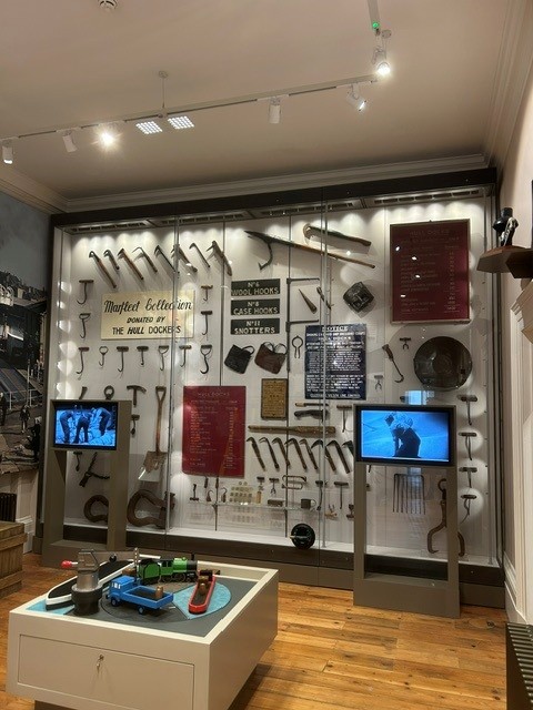 tool display mounts and holders