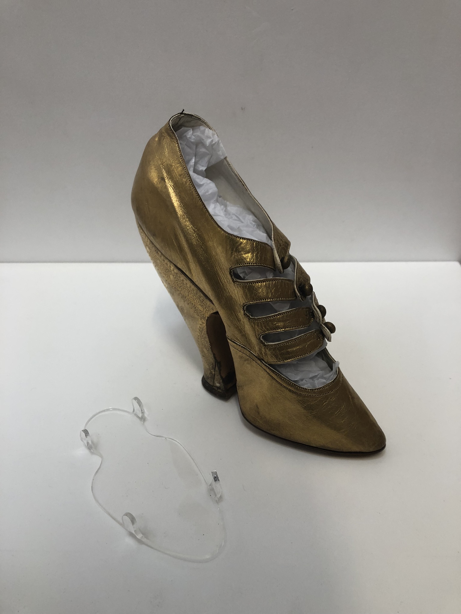 Mount for Shoe at Northampton Museum, object mounts, mount makers, projects
